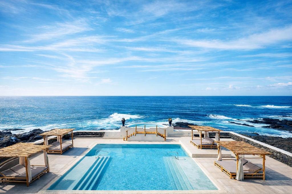 La piscina infinita, suspendida sobre los acantilados y el Atlántico.