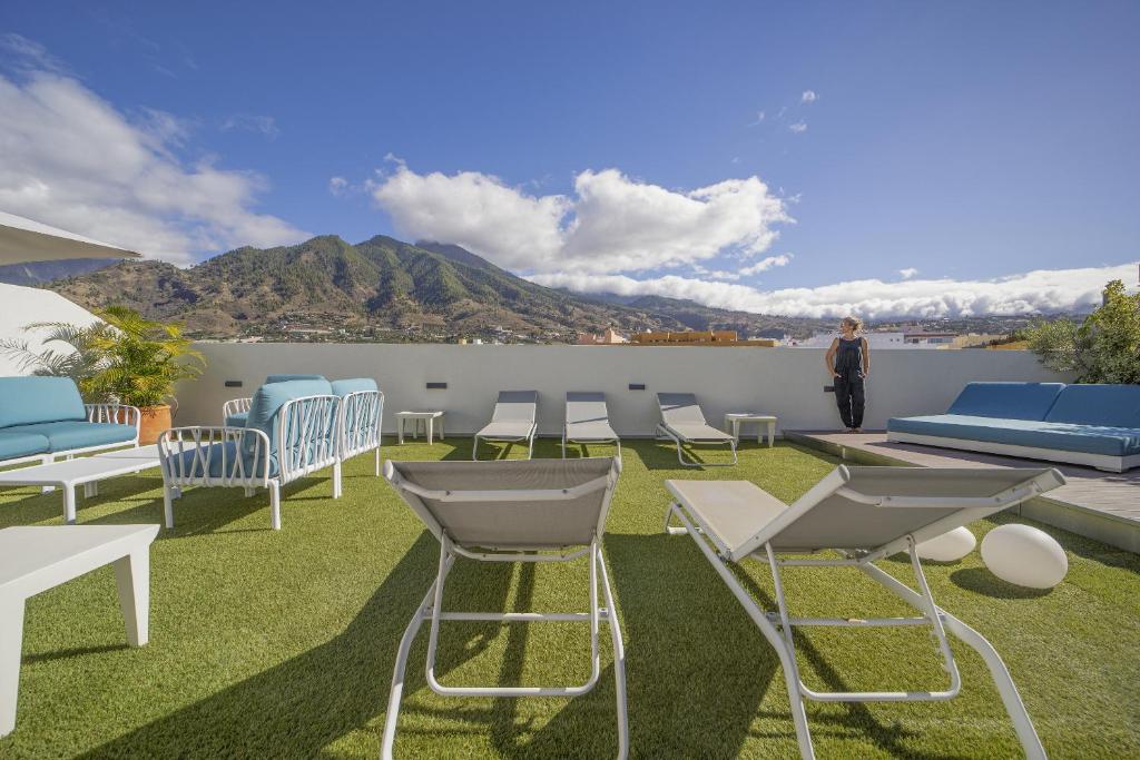 Terraza con vistas a las montañas de La Palma en el Hotel Benahoare.