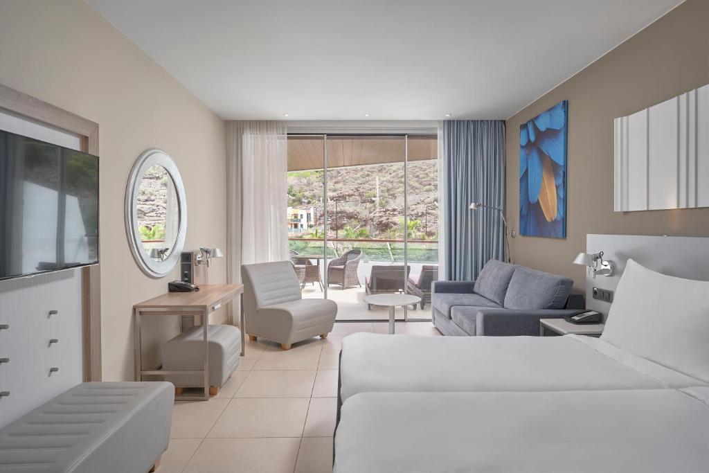 Una habitación doble con terraza, amplia y con cama enorme.